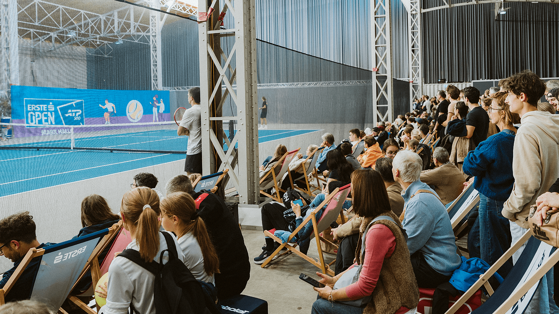Fans verfolgen das Training in der Marx Halle