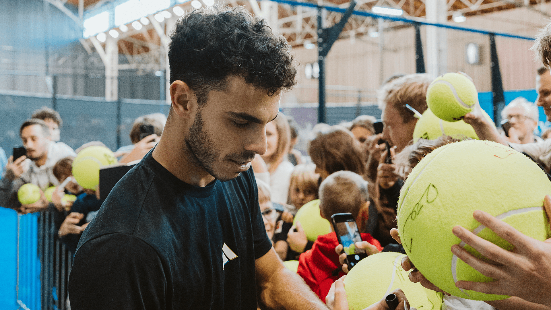 Francisco Cerúndolo signs autographs at the Marx Halle