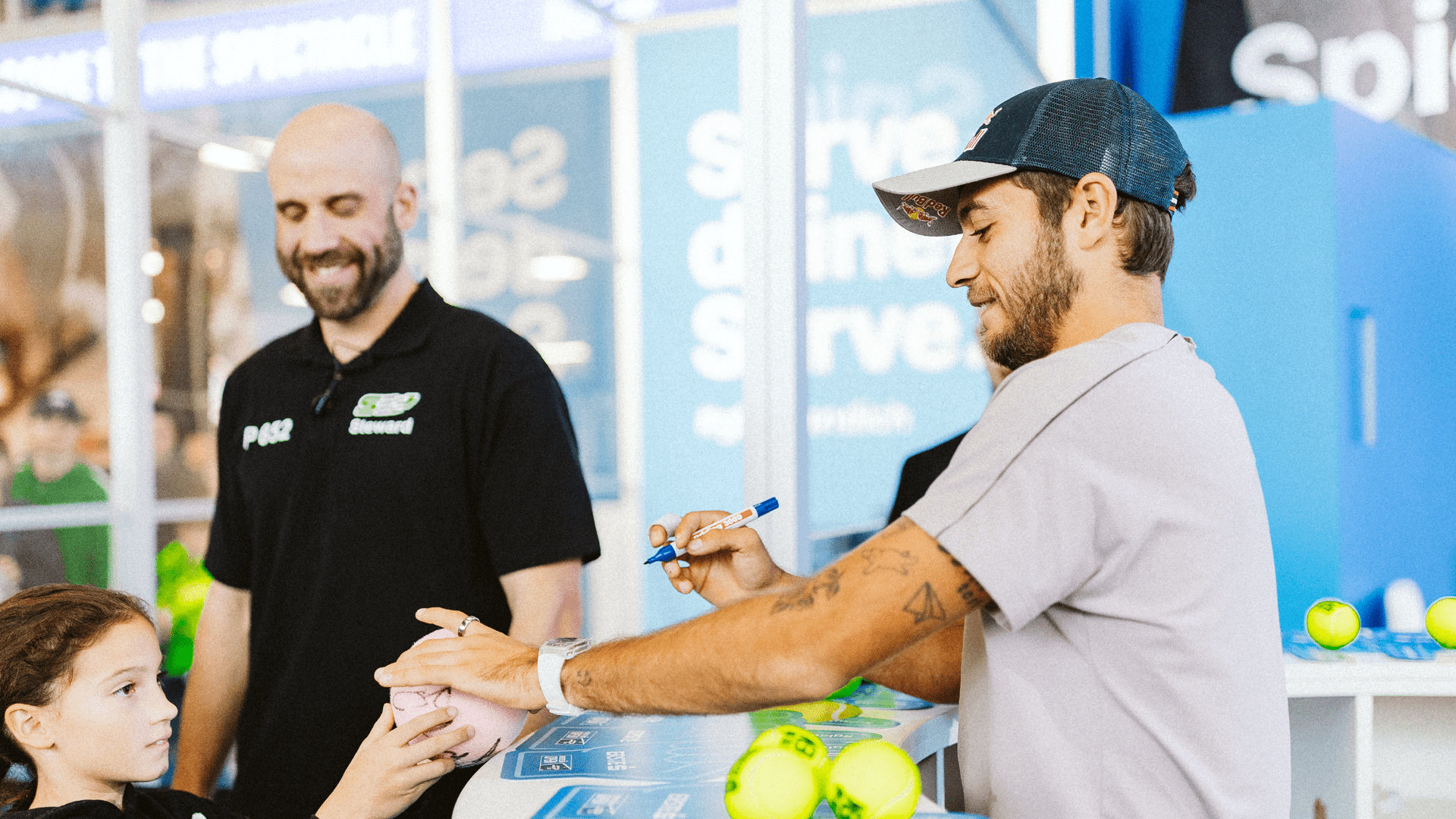 Flavio Cobolli bei der Autogrammstunde in der Fanzone