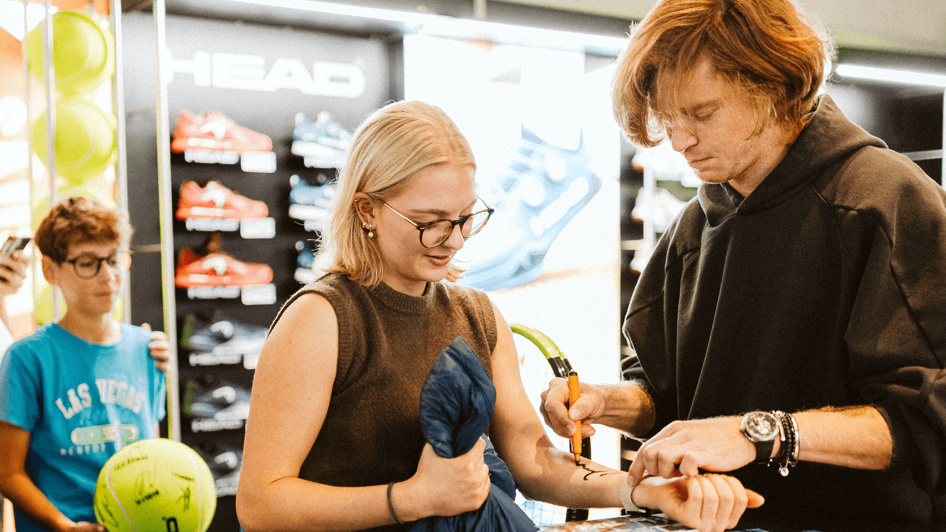 Andrey Rublev erfüllt einen Autogrammwunsch