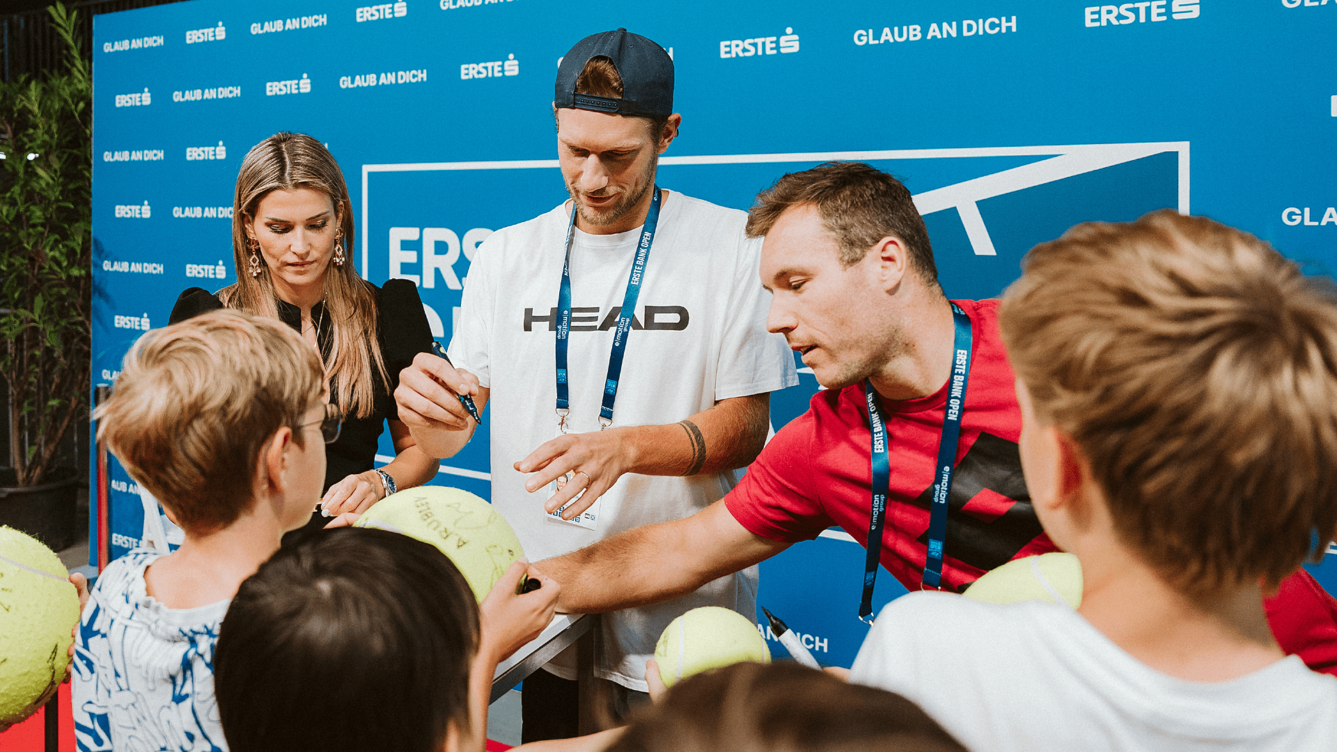Neil Oberleitner und Lucas Miedler bei ihrer Autogrammstunde in der Marx Halle